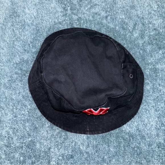 NY Yankees Reversible Embroidered Logo Bucket Hat in Black and White Size S/M - Picture 4 of 5